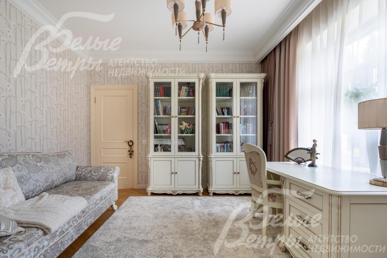 В кабинете-спальне - рабочее место, диван, книжные шкафы