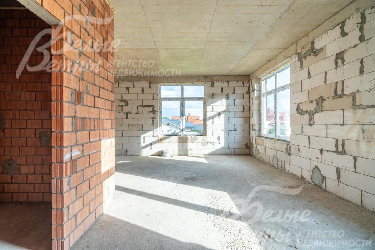 Просторная спальня на втором этаже с тремя окнами, собственным санузлом и гардеробной