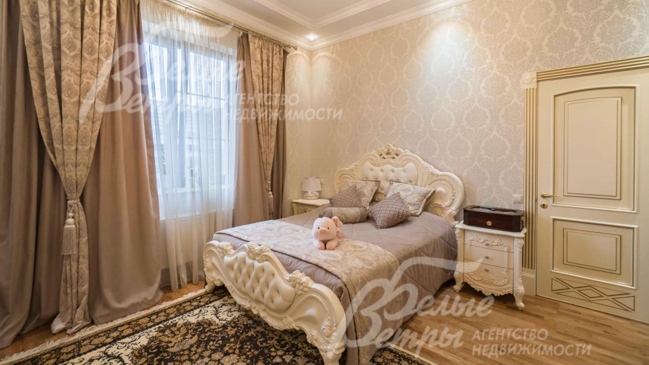 Одна из спален на первом этаже