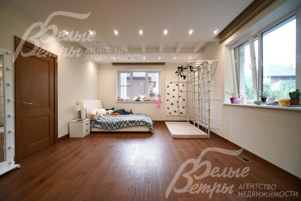 Танцевальный зал: часть помещения отведена под спальню