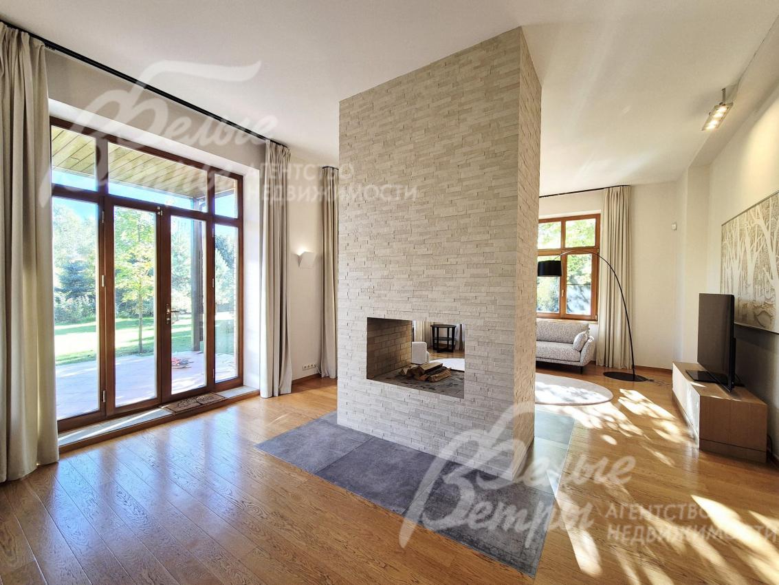 Выход на крытую террасу из гостиной.