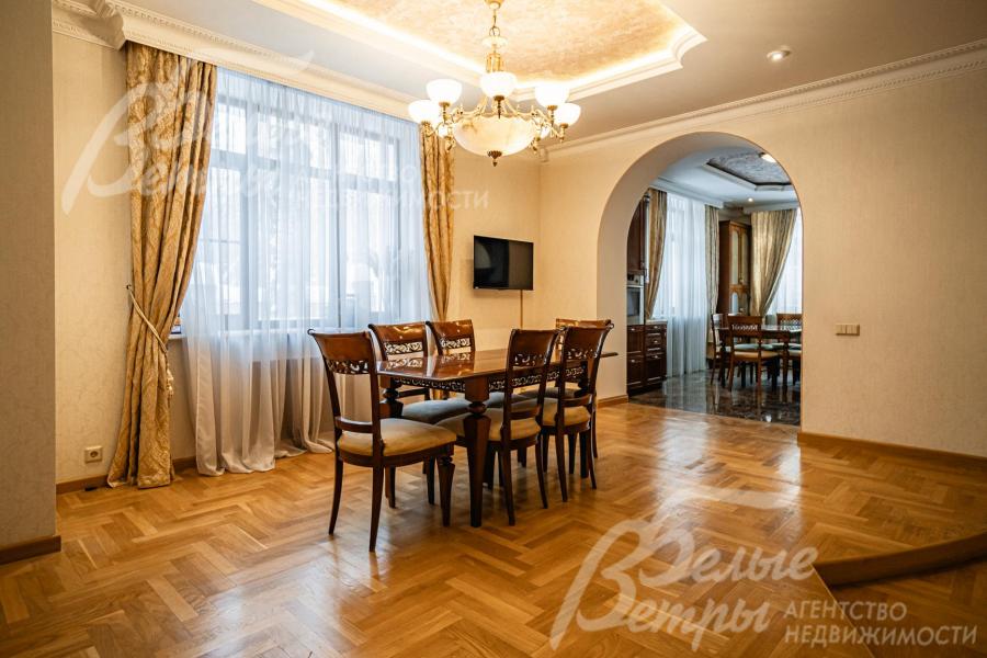 На полу штучный паркет из дуба