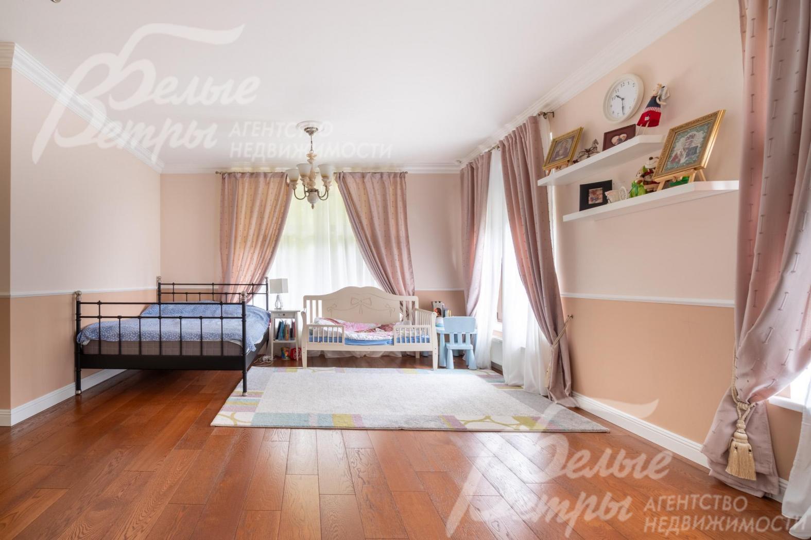 В детской - 3 больших окна и выход на лоджию