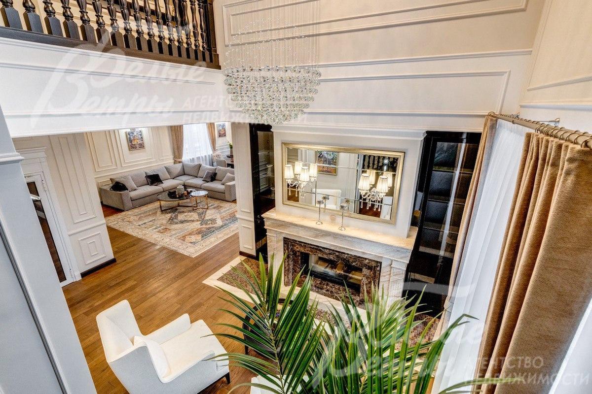 Каминная зона со вторым светом в гостиной