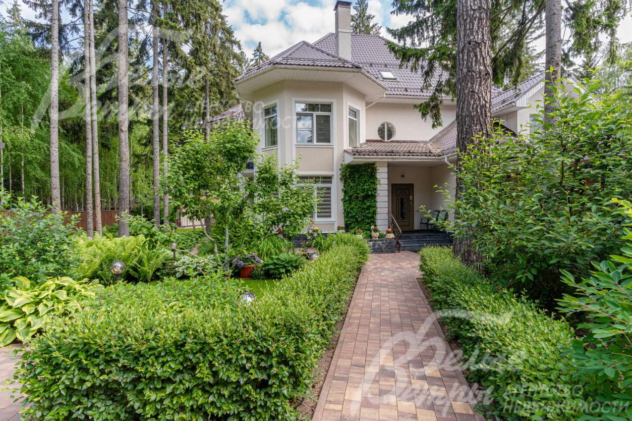 Участок с ландшафтом и взрослыми деревьями