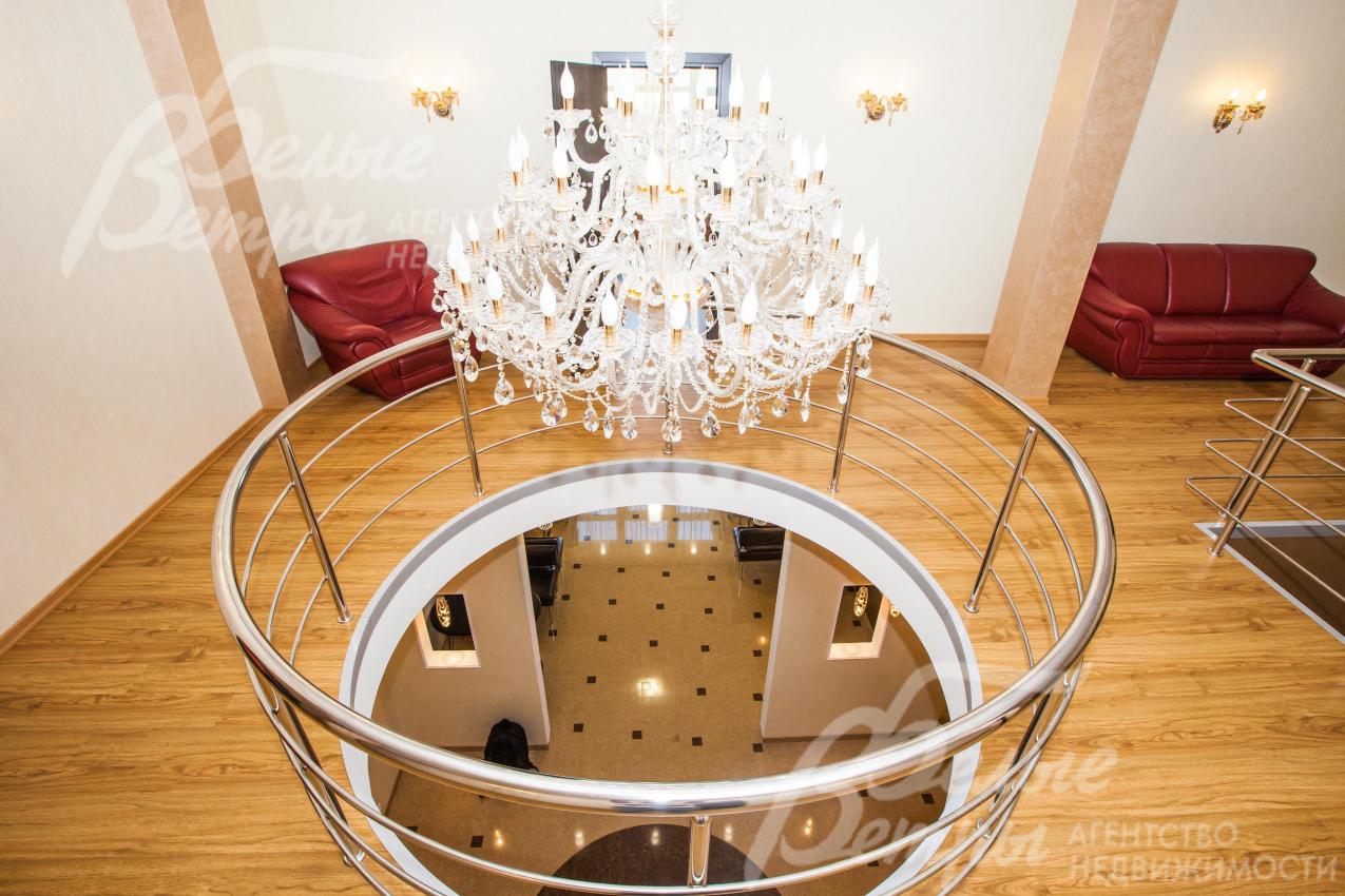 Шикарная люстра в холле 2 этажа над 2-м светом