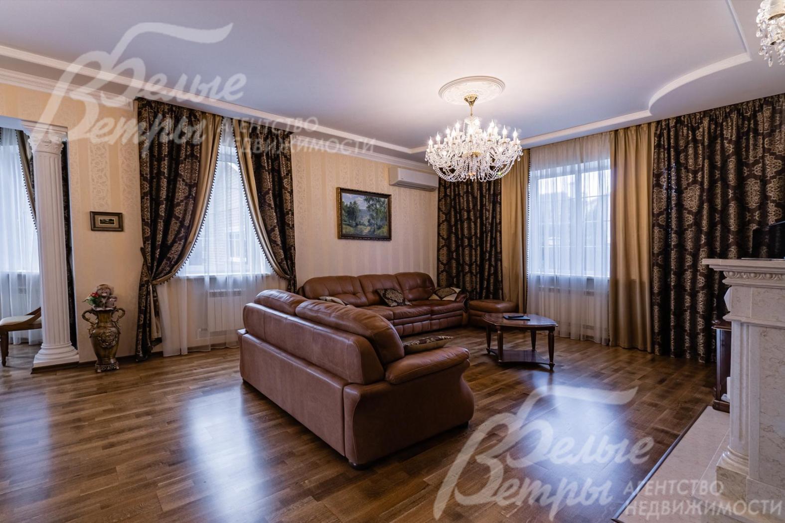 В Гостиной - кожаные диваны, хрустальная люстра, солидные шторы