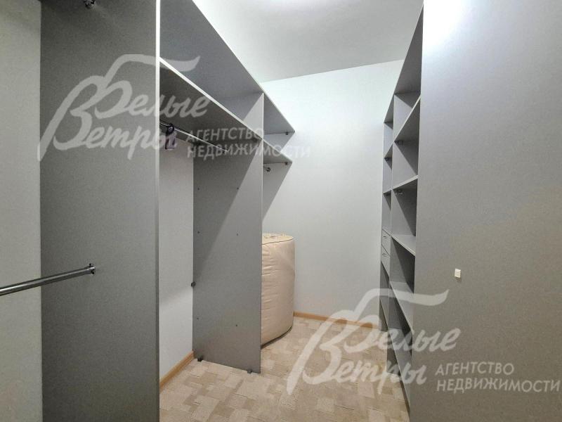 Одна из гардеробных в мастер-спальне