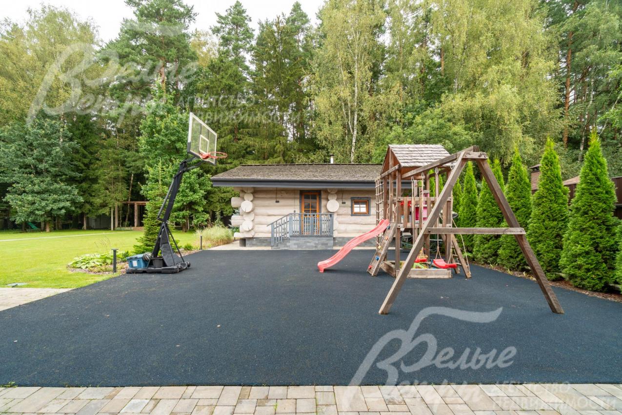 На участке есть спортивная площадка с детским городком