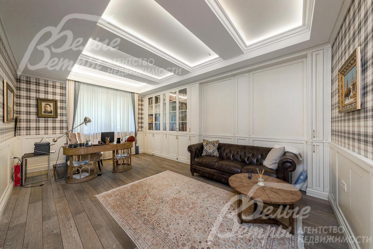 Кабинет 31 кв.м с библиотекой, отделка деревянными панелями 