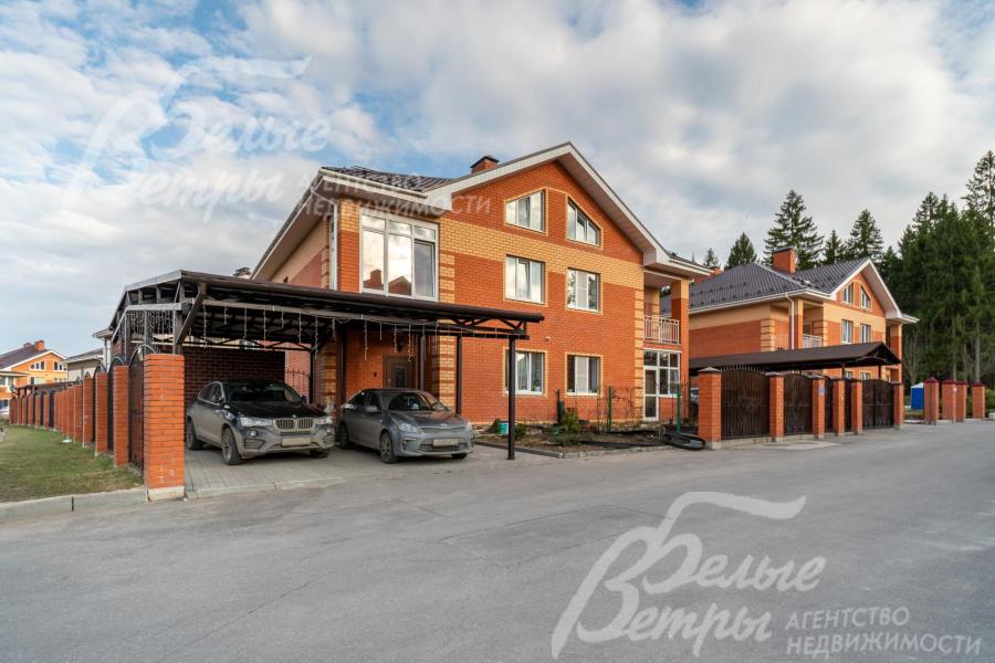 К участку ведёт широкая асфальтированная дорога, есть парковка на 2 автомобиля