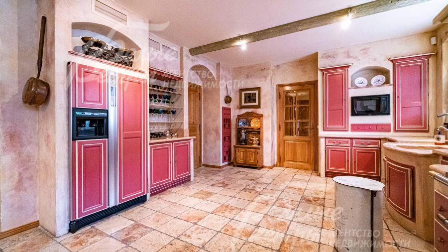 Итальянский кухонный гарнитур с фасадами из массива, мраморная столешница