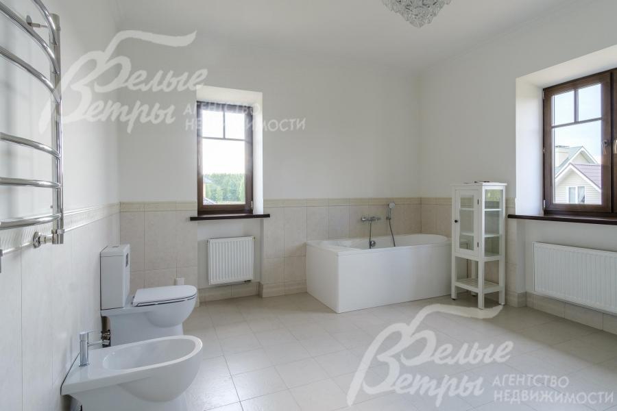 Санузел с ванной и душевой кабиной в Главной спальне