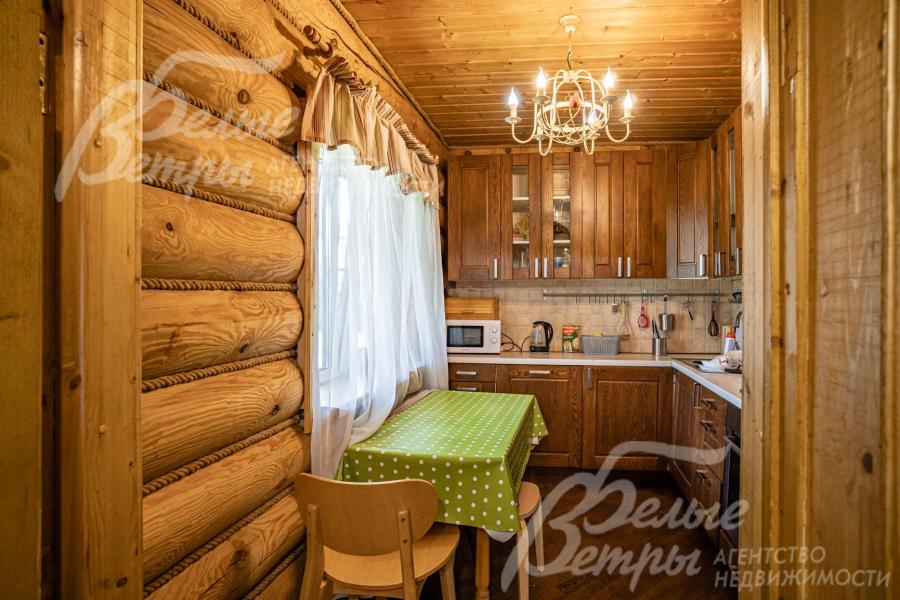 Кухня с кухонным гарнитуром. 