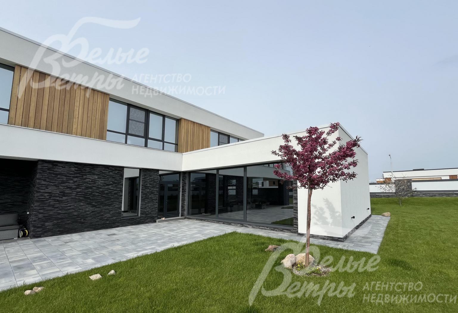 Открытая терраса выходом из гостиной с местом для барбекю