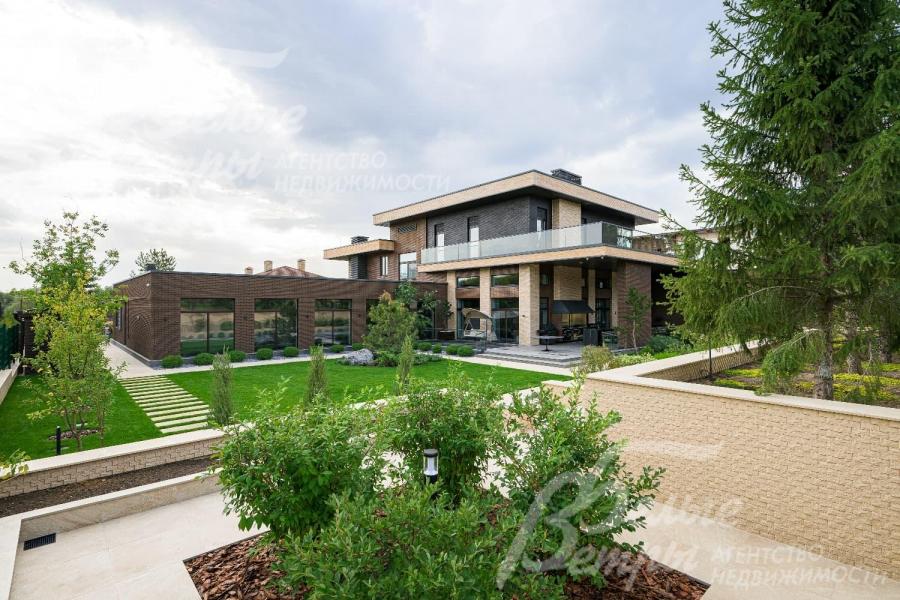 На угловом участке площадью 21 сотка выполнен ландшафтный дизайн