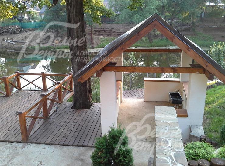 Беседка-барбекю на фоне озера