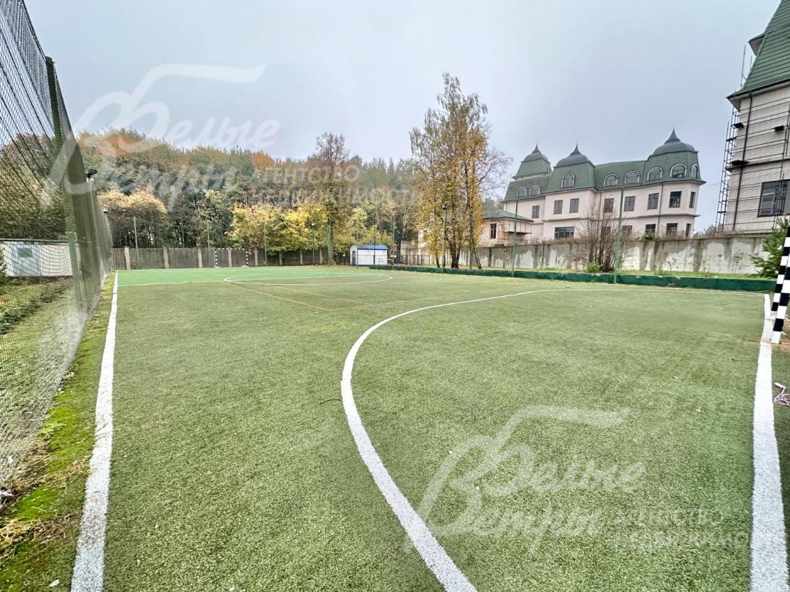 Футбольное поле на территории поселка Президент