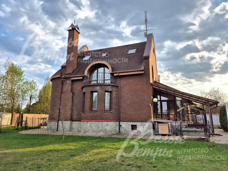 Просторный участок с газоном