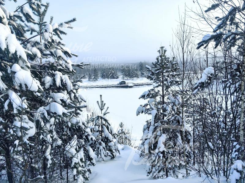 Участок расположен на первой линии от пруда