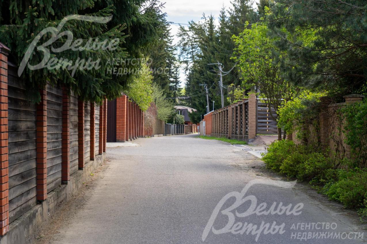 Участок расположен в центре коттеджного посёлка вдали от шума дорог