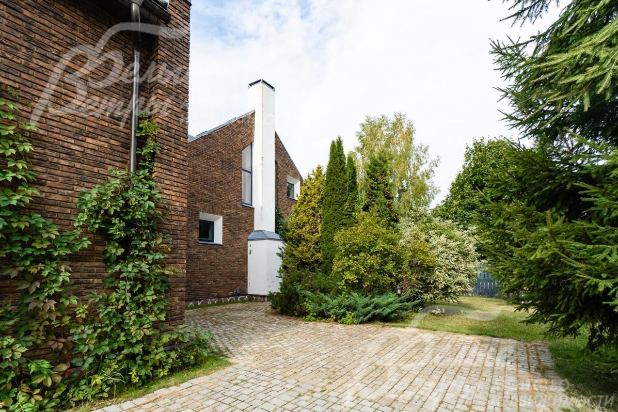 Дорожки выложены брусчаткой