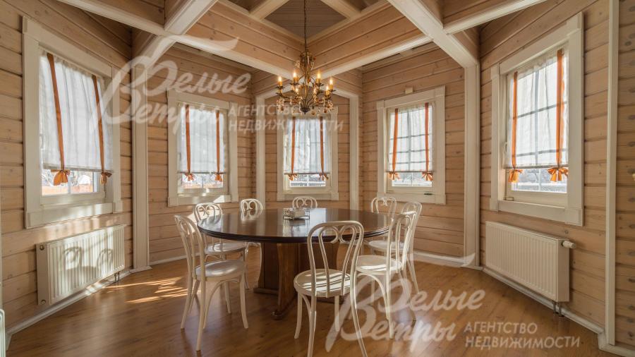 В столовой обеденная группа на 8 персон и буфет