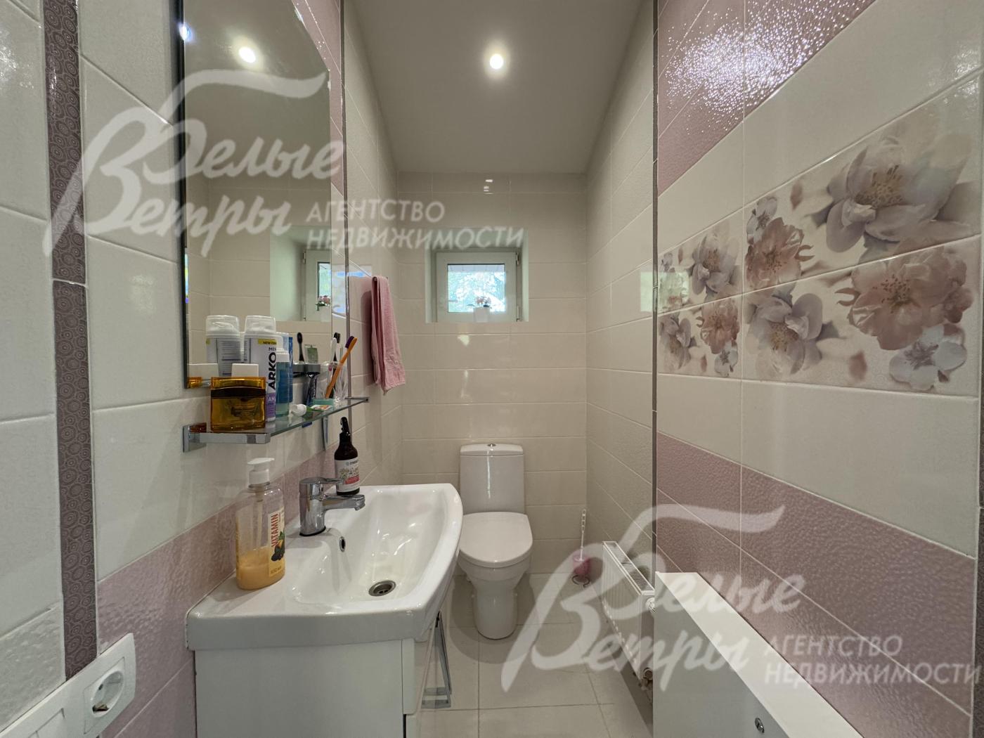 Санузел полностью оборудован сантехникой