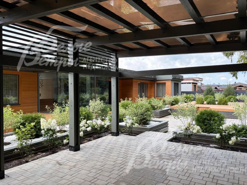 Установлена просторная крытая беседка, мощёная плиткой