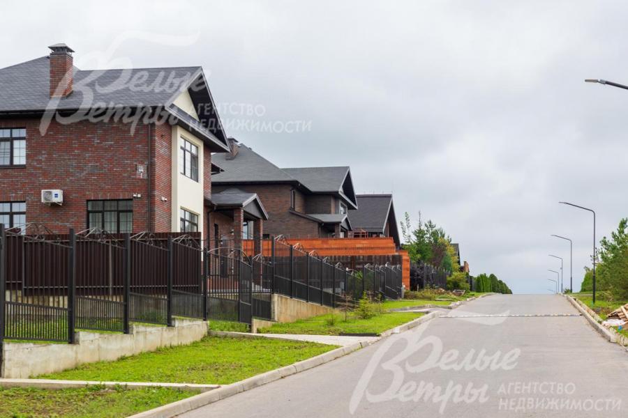 Широкие освещенные асфальтированные дороги в поселке Ильичевка