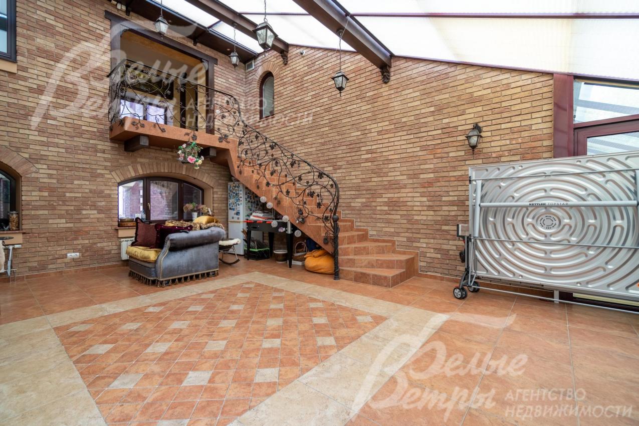 Территория зимнего сада со второй лестницей 