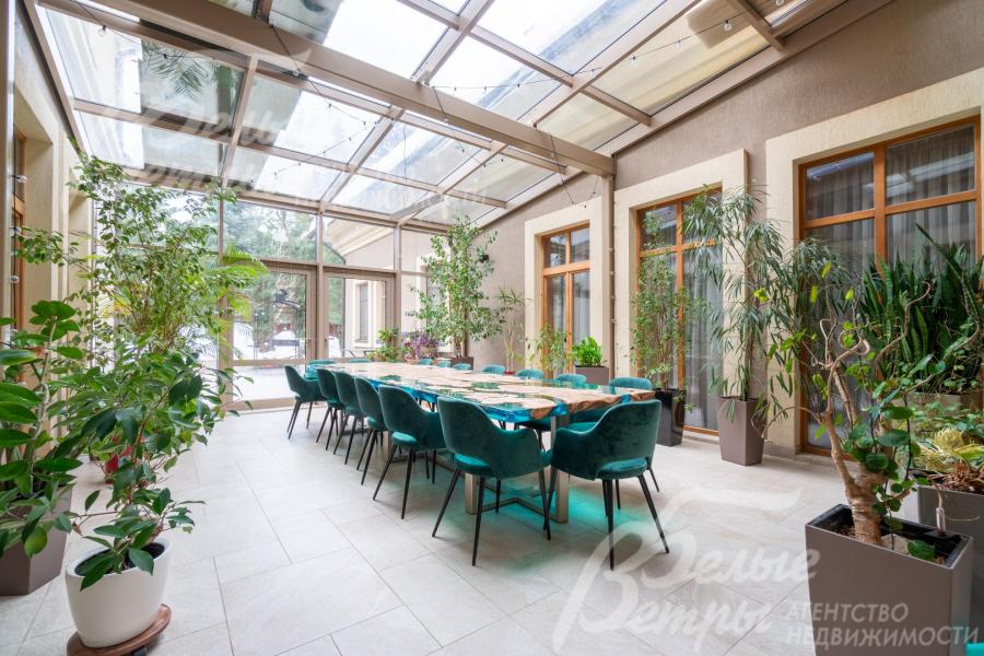 Украшение дома - роскошный зимний сад со вторым светом, стеклянным потолком с электрическим подогревом и выходом на участок