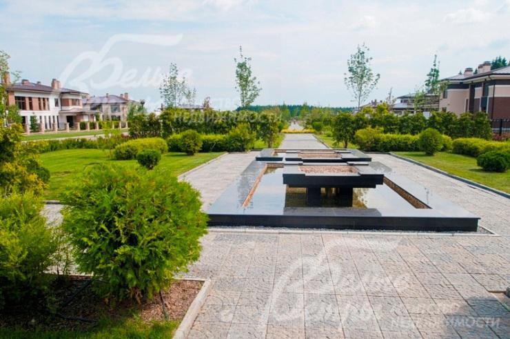 Главный бульвар поселка с детскими и спортивными площадками.