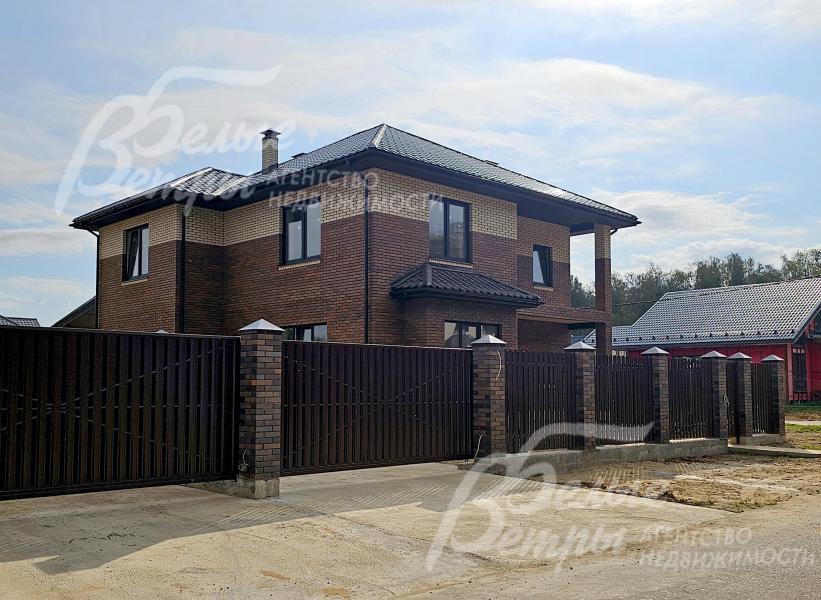 Участок расположен в тихой живописной части коттеджного посёлка на второй линии от леса