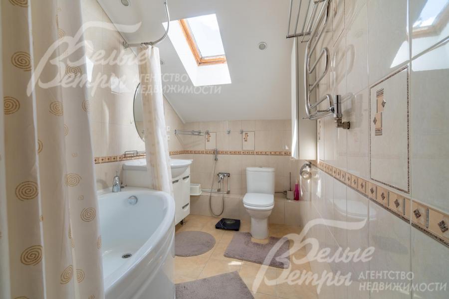 Санузел на втором этаже с ванной