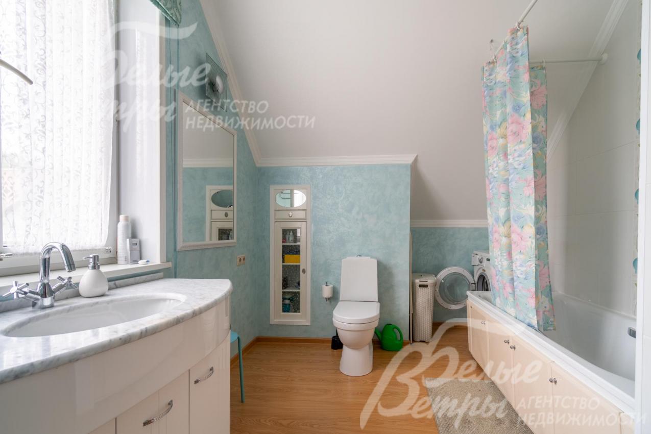 Санузел на втором этаже с ванной