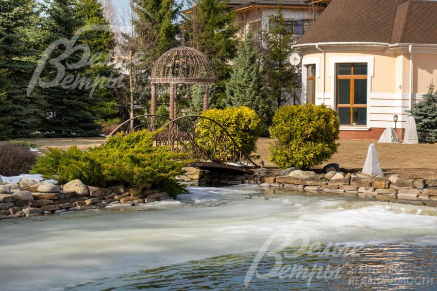 Центральный элемент ландшафта — собственный декоративный пруд площадью около 280 м² и глубиной от 1 до 3 метров. Пруд украшает декоративный мостик