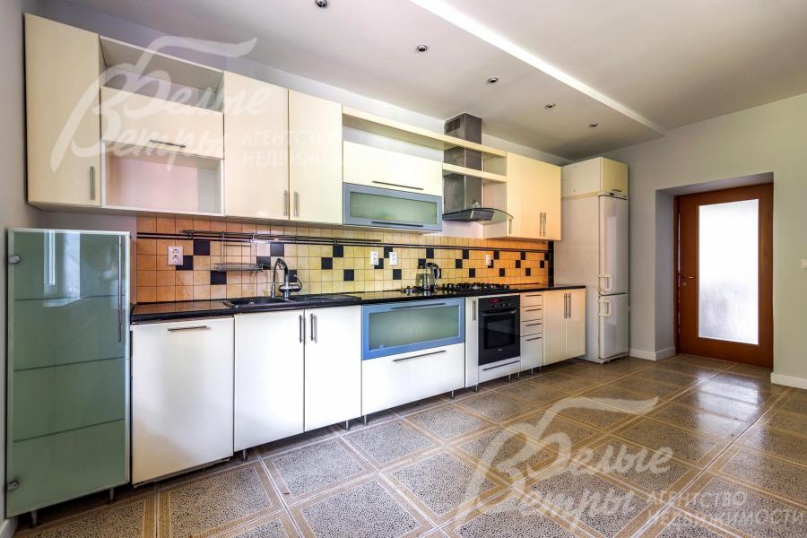 Кухня оснащена встроенной техникой Bosh (газовая плита, духовой шкаф, посудомоечная машина), установлен холодильник Miele