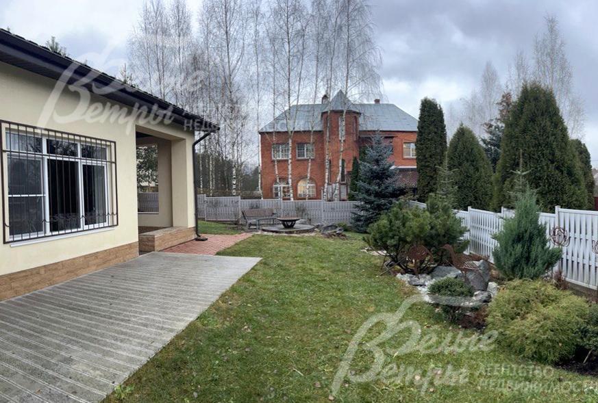 На территории выполнено освещение, дорожки вымощены клинкерной брусчаткой