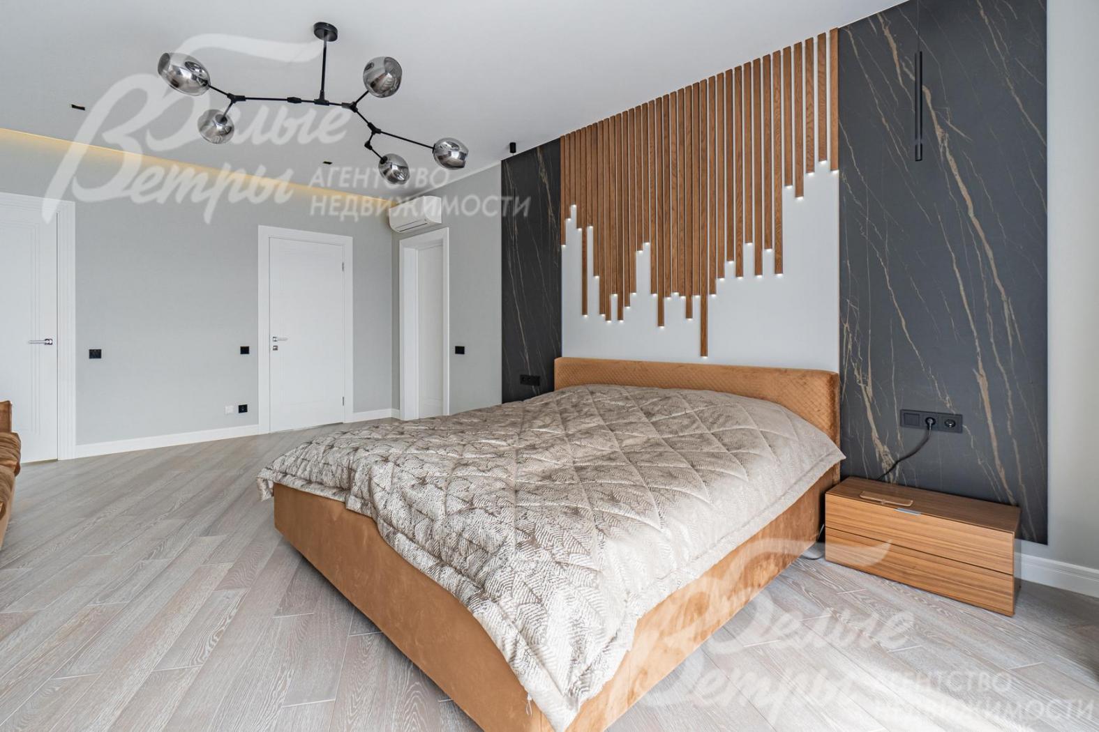 В мастер-спальне на стене декоративное панно из дерева