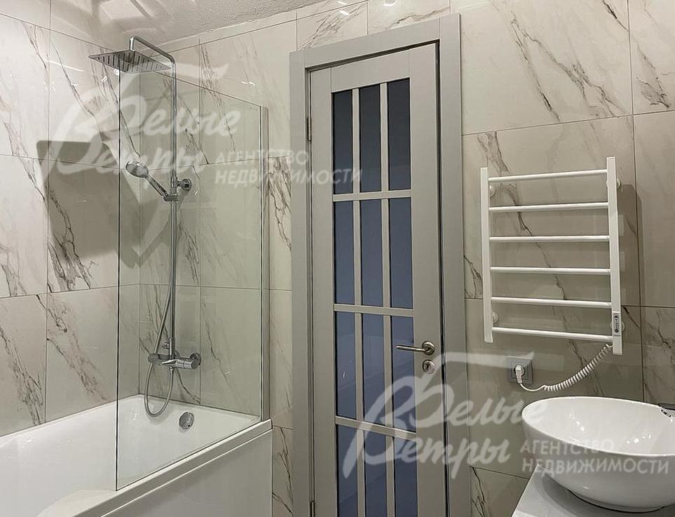 Санузел в светлых тонах в одной из студий с удобной сантехникой