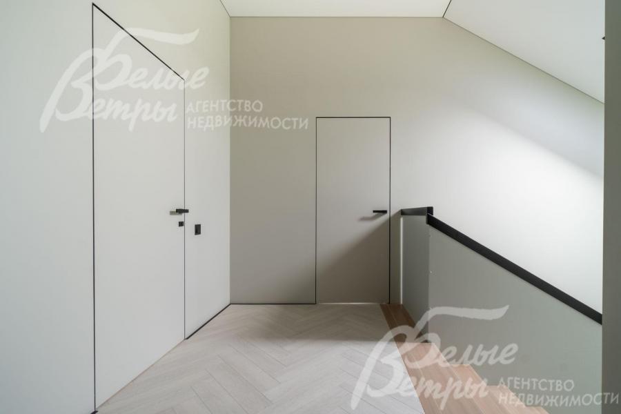 Установлены межкомнатные двери скрытого монтажа («двери-невидимки»: дверная коробка полностью находится в плоскости стены и не выступает)