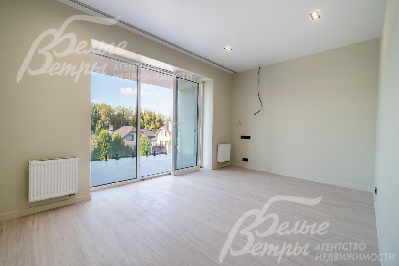 Спальня с выходом на балкон 