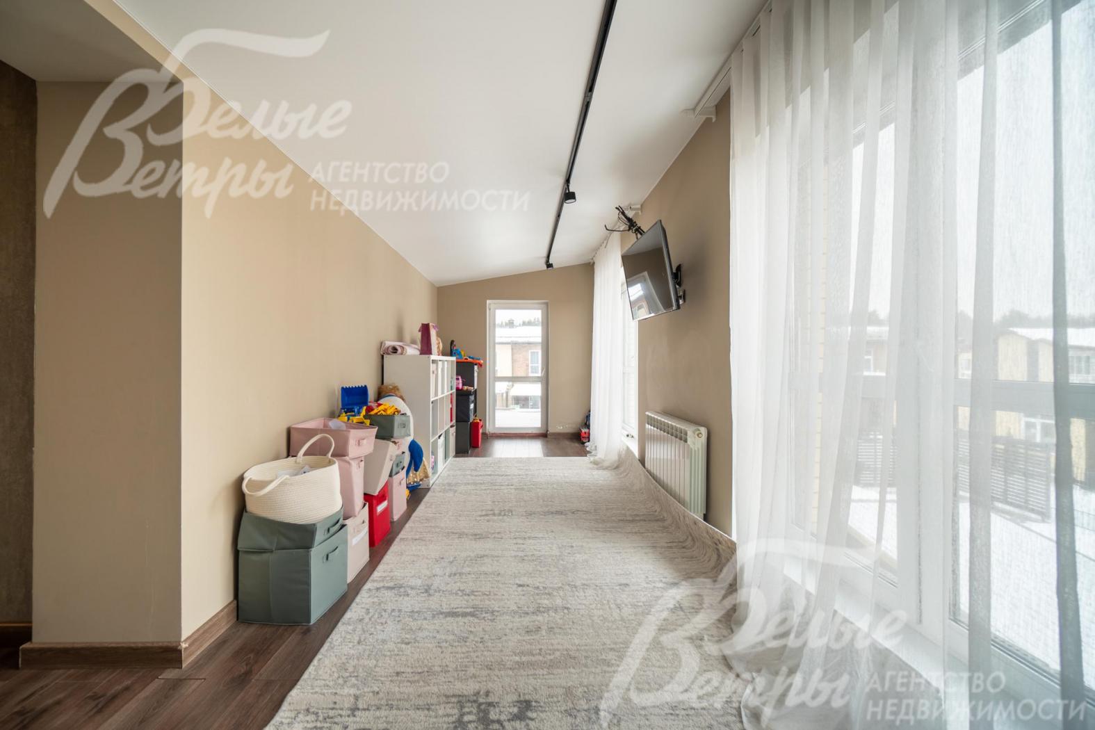 Игровая комната с выходом на лоджию