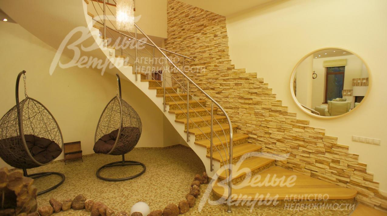 На 2-й этаж ведет витая лестница, обшитая деревом, рядом уютный зимний сад