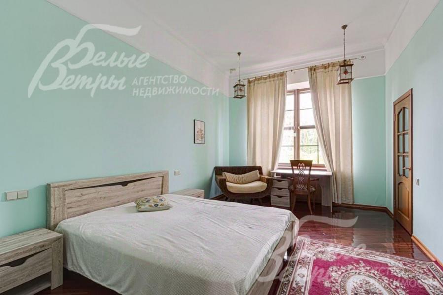 Мастер-спальня меблирована спальным гарнитуром