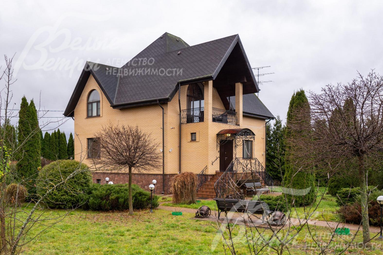 Участок правильной прямоугольной формы расположен в конце коттеджного посёлка 