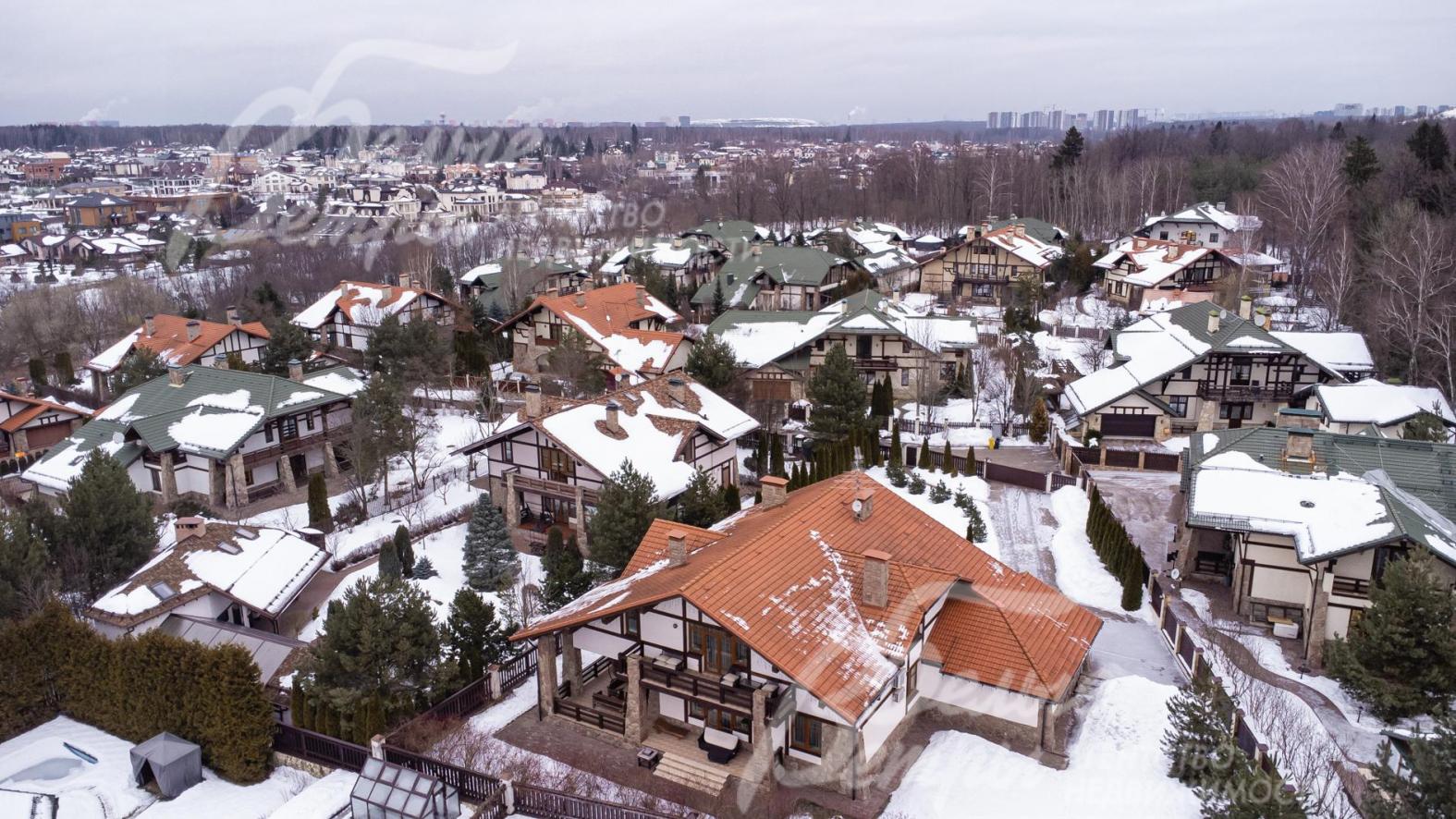 Участок огорожен с фронтальной части деревянным реечным забором со столбами на монолитном основании.