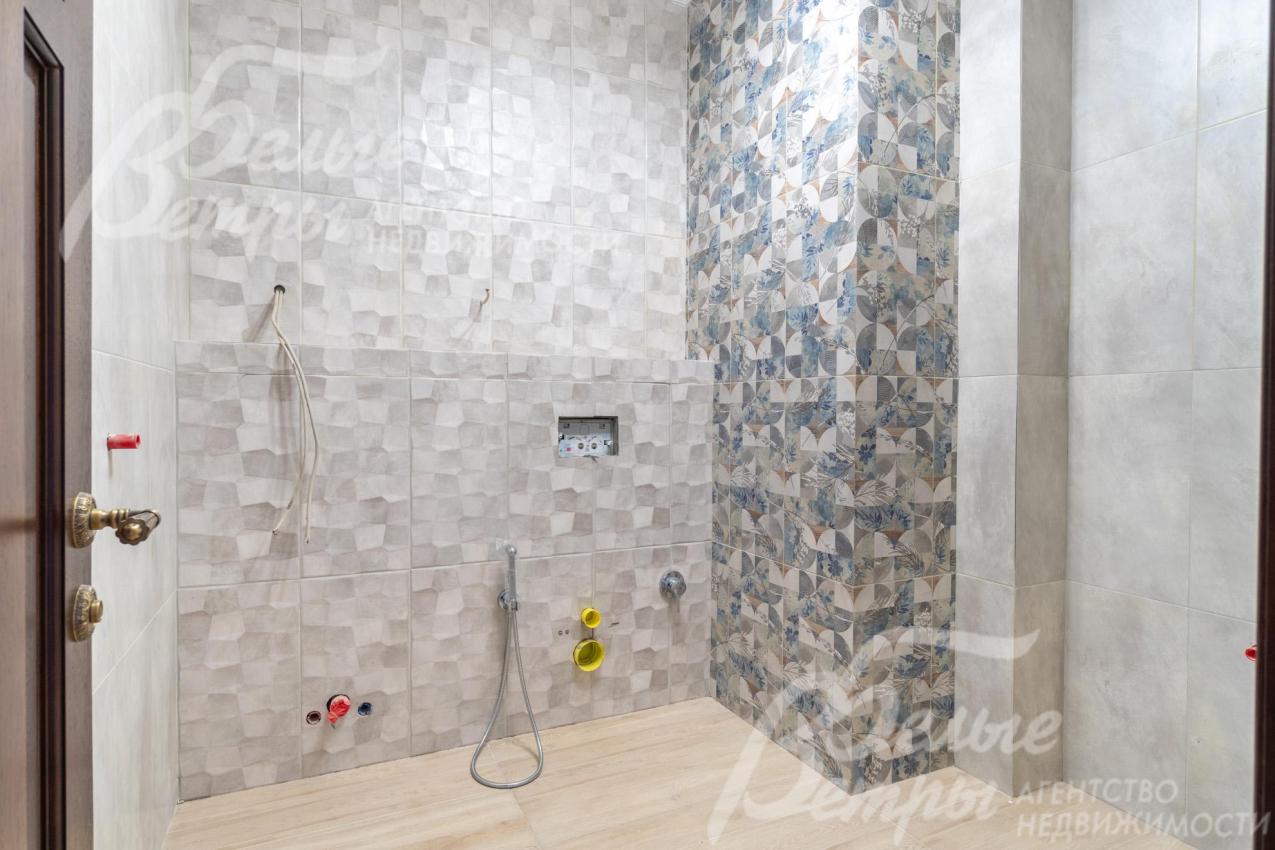 Санузлы в доме оформлены качественной плиткой, сантехнические точки подключены