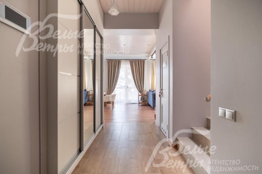 В основном доме выполнена стильная современная отделка в пастельных тонах в духе современных трендов